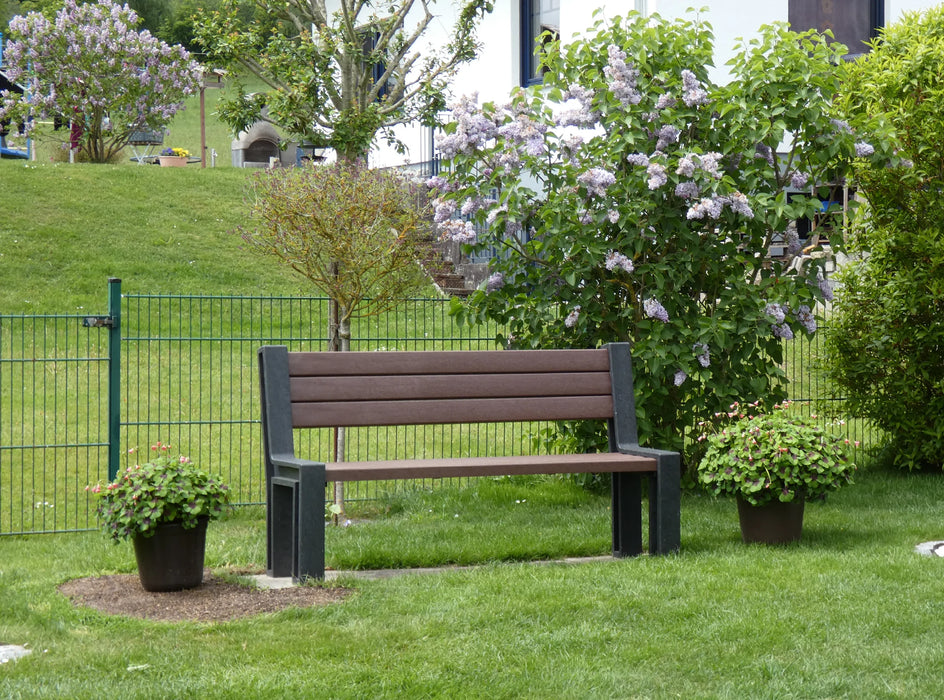 Muskoka Bench recycled plastic outdoor seating detail