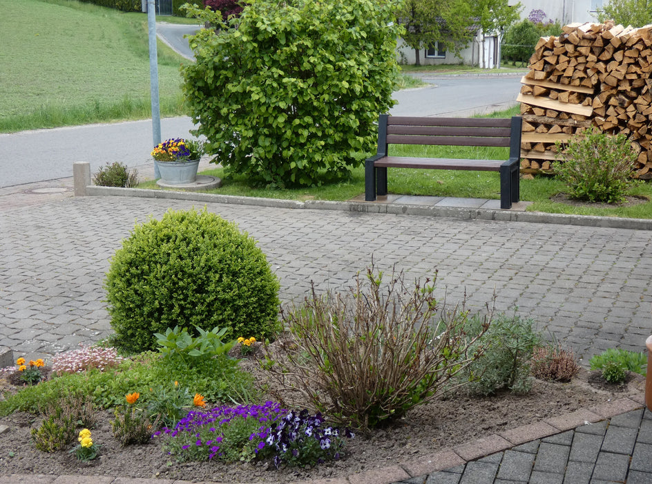 Muskoka Bench black-brown recycled plastic seating detail